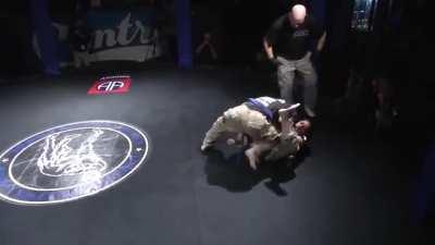 Army Girl Taps Out A Guy