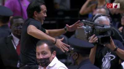 [Highlight] Erik Spoelstra imitates D-Wade's table jump
