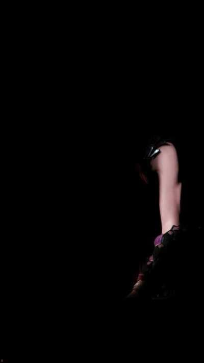 Artsy Aloy - in pitch darkness, lit only by a smidge of light