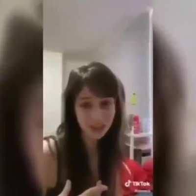 Eu posso estar errado, mas ele está a cuspir fatos.