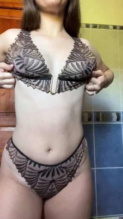 Your daily dose of French boobs