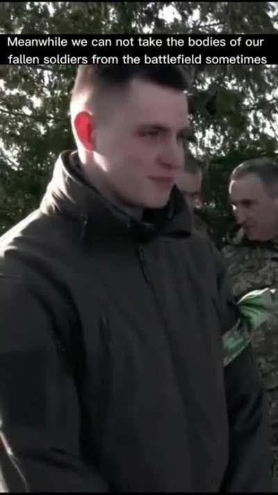 A Ukrainian soldier delivers a message to the mother of his friend, who was killed in battle. RIP hero! 🇺🇦