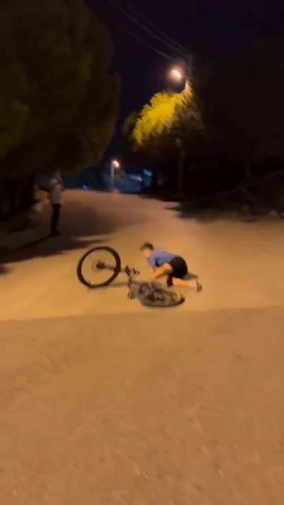 Salak mal velet bisikletinin amını meşrebini sikiyor.mp4