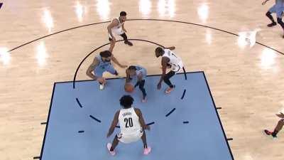 [Highlight] Ja Morant fakes a pass midair before tossing in the difficult layup