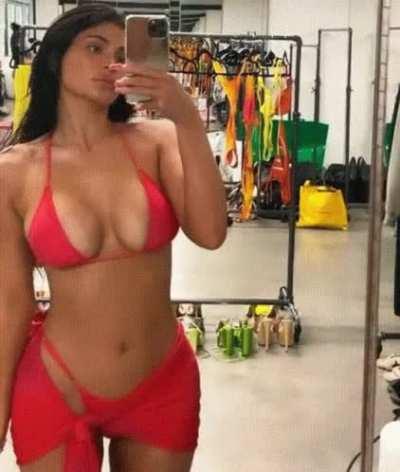 Kylie Jenner shows off her tits