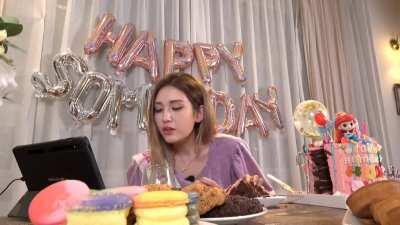 Somi screaming BLACKPINK + Saying they are her favorite gg