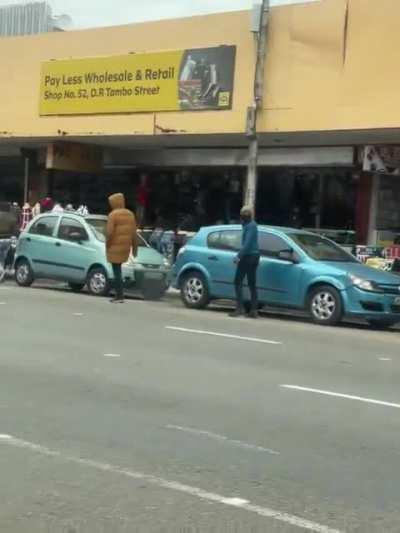 Knife-wielding man holds off attackers in South Africa.