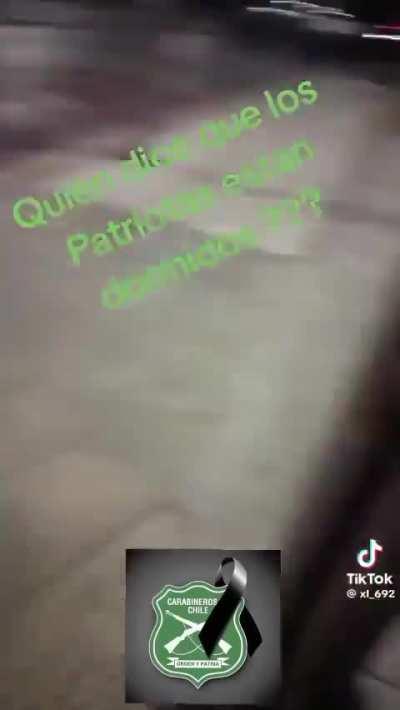 Grupos escoltados por Carabineros colocan carteles en protesta por los asesinatos de Carabineros en servicio.