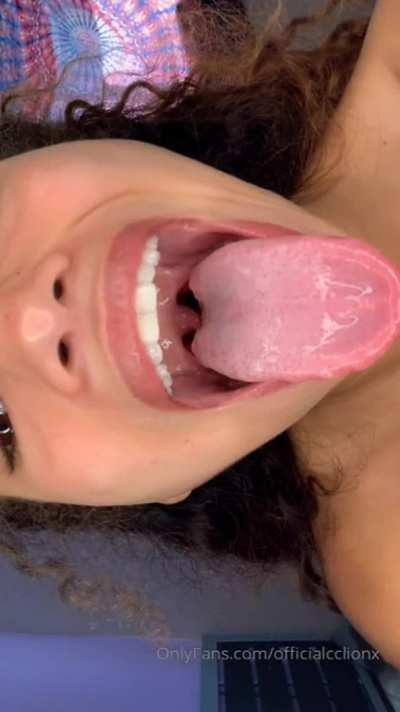 WATCHING👀 HER INNER THROAT 👅 MADE MY DICK 🍆HARD😁 WATCH HER SEXY THROAT GETTING FUCKED👇IN COMMENZ 👇