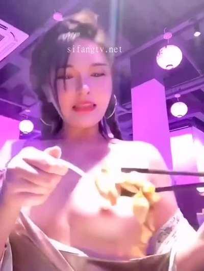 eating in public with one boob out