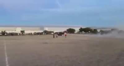 Hombre atropella a 2 personas en cancha de futbol en Guanajuato.