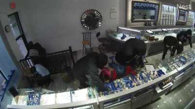 22k gold jewelry store robbed of a million in a minute