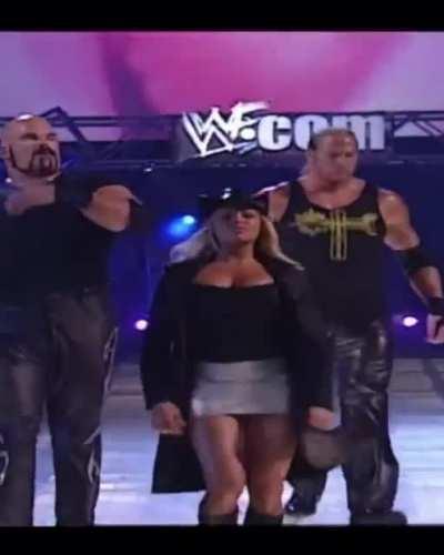 Sexual theme + Sexy strut = Trish Stratus 🤤