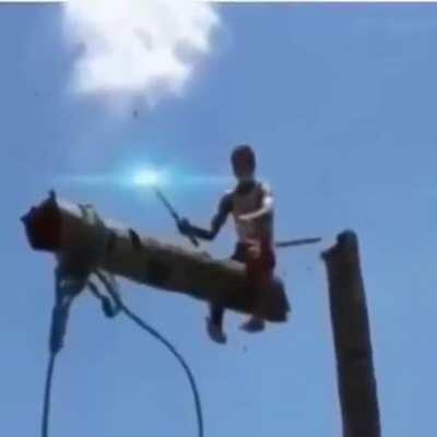 Título virou um pelicano e foi morar na Colômbia junto com o Michael Jack... Ops, falei demais.