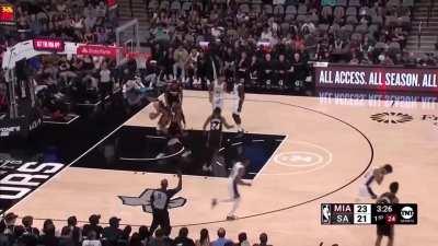 [Highlight] Julian Champagnie hits the 3 and stares down his twin brother