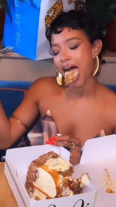 Anybody wanna try a taste of Karrueche's birthday cake?? 🎂