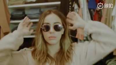 Grooving while showing off her closet on Weibo | March 2019