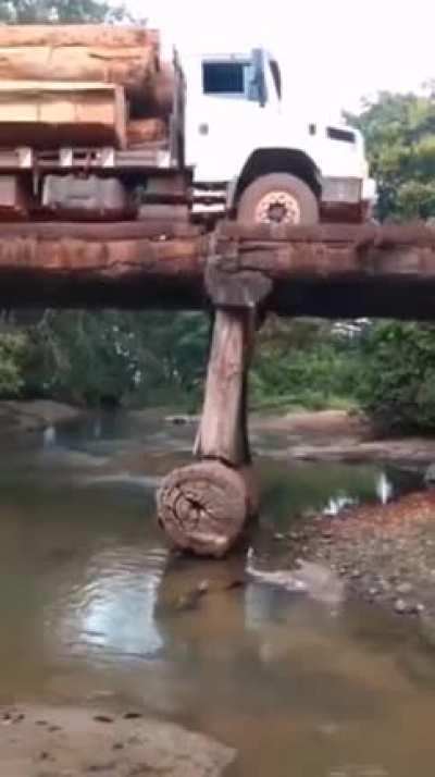 Тяжелый грузовик и деревянных трухлявый мост. Что, что блять, могло пойти не так?! Как же так?!!!