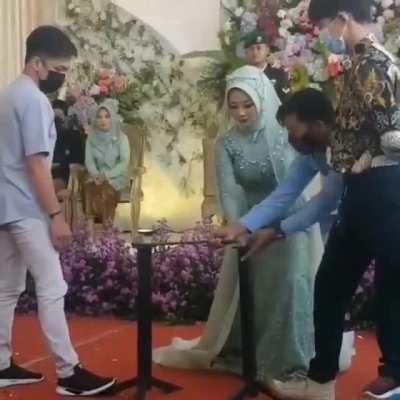 Penganten perempuan nyanyi ❎ Pengenten perempuan atraksi ✅