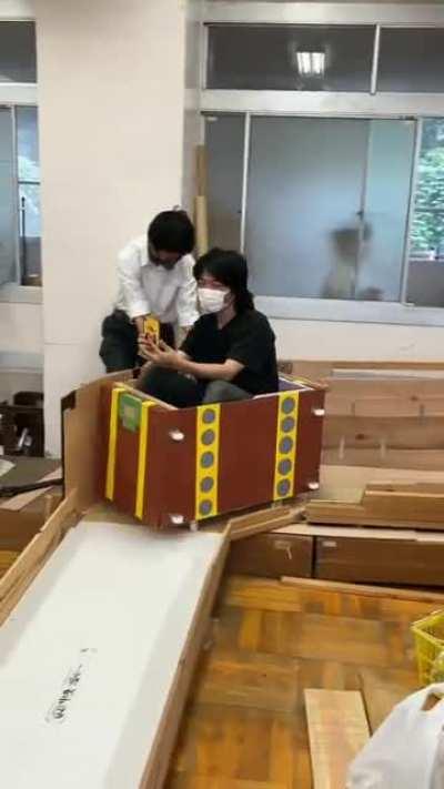Rollercoaster in a classroom [@keisuke55_55]