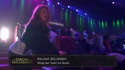 Palina wackelt mit dem Hinterteil bei Circus Halligalli