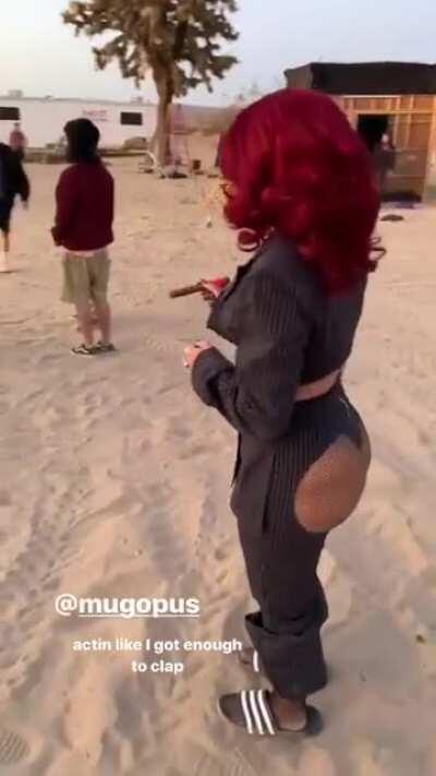 Doha cat shaking her ass