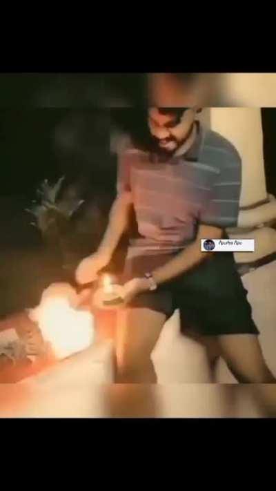 WCGW Man tried to toy with burning crackers