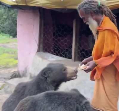Indian man shares food with two Russian tourists