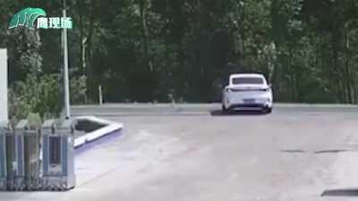 Wind turbine gearbox falls off a truck and crushes a car - 7/8/2020