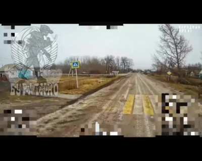 Fiber-optics FPV drone strikes Ukrainian infantry fleeing from vehicle in Kursk- Makhnovka outskirts of Sudzha