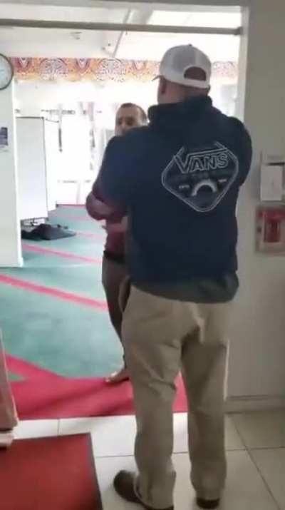 Man enters Mosque in NY and demands release of hostages