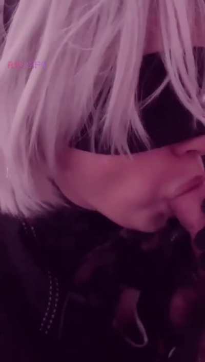 2B cosplayer giving a blowjob