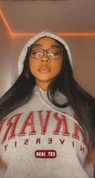 Since I was mentioned here, I’m Iris nice to meet y’all 🤓✌️