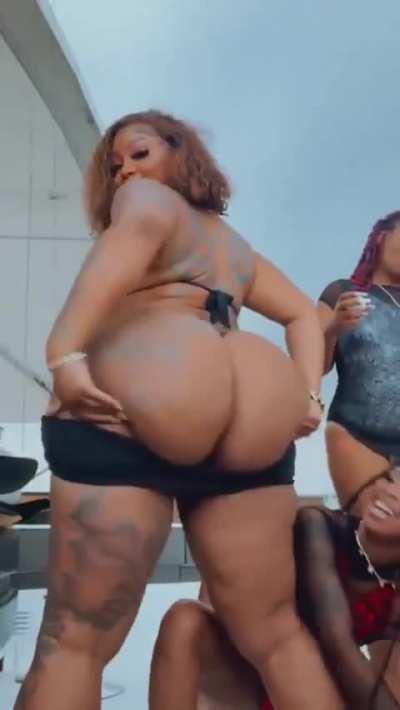 🍑💣💥👋🏽🥵