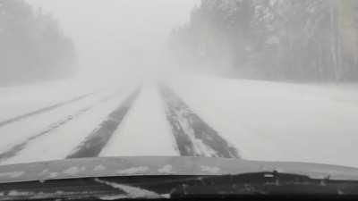 Трасса М8 в районе Вельска . Снежная мгла. Как обгонять то ?