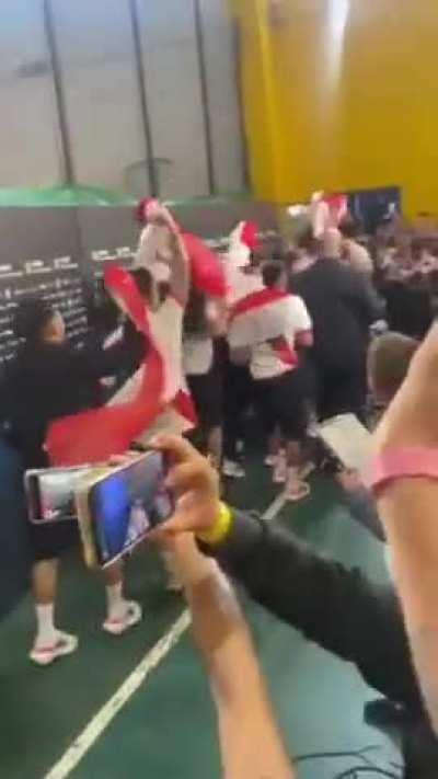 Che, soy de River y todo, pero no es de mal gusto poner música en un velorio?🤔🤔🤔