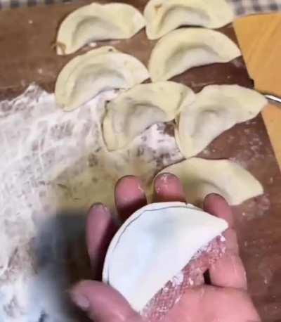 This is how you seal dumplings