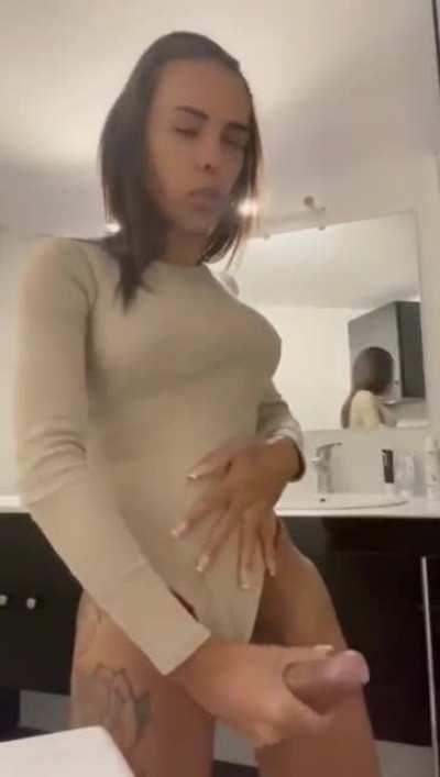 Shemale big cock cums