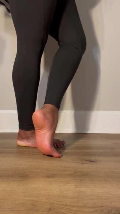 Do you like my high arched feet & long legs ? 🥰