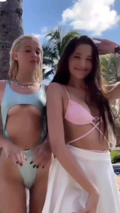 Anokhina z koleżanką