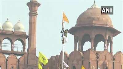 Sikh farmers raise the Nishan Sahib (Sikh flag) on top of India's red fort. Traditionally the one who controls Red Fort controls India. Shows the spirit and power of farmers protesting against Pro capitalist farm laws