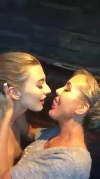 Alexa Grace kissing Brandi Love