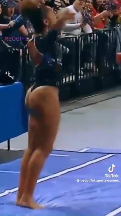 She could use a better fitting leotard…I pray she never finds one 😂