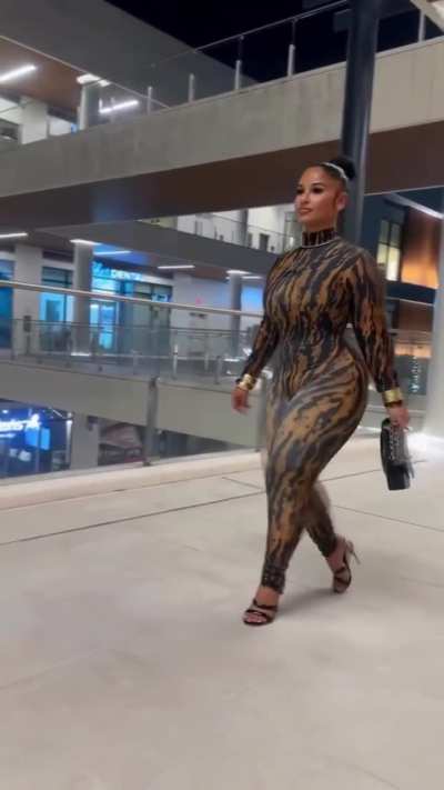 the baddie walk 😍 [Aya]