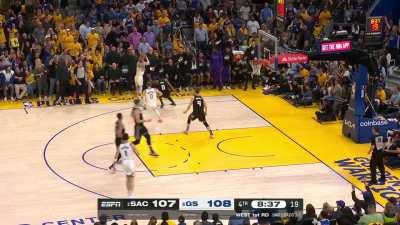 [Highlight] Stephen Curry hits the three-pointer in transition to put the Warriors up 4 in the 4Q!