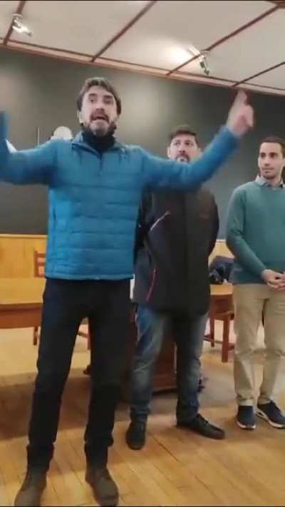 Intendente le pregunta a los vecinos si creen que Milei es el mejor presidente de la historia