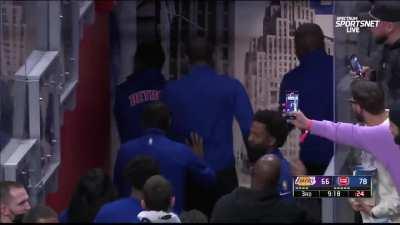 [Highlight] Isaiah Stewart runs into the tunnel to try and get to LeBron and the Lakers players stay on the lookout