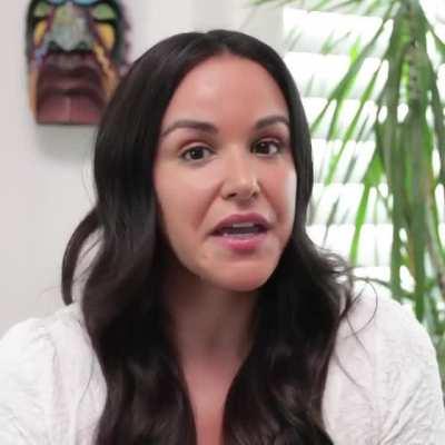 She looks so thick and delicious in this. That milf body drives me insane 🥵