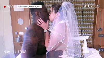 Here CUMS the bride!