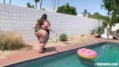 I wish we had more vids of Boberry waddling at her heaviest